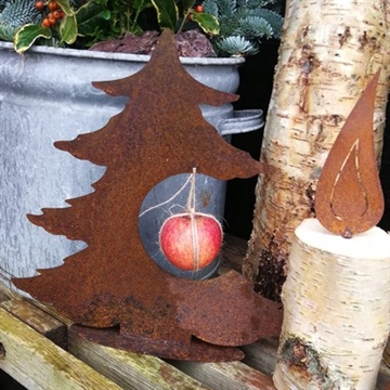 Juletræ i rust pyntet med æble